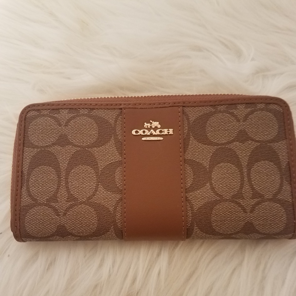 Nwt Coach full size Accordion zipper wallet
